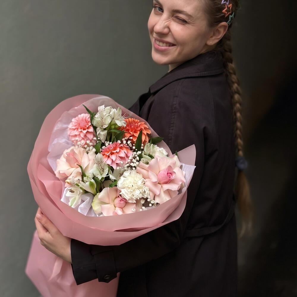 Букет с георгинами
