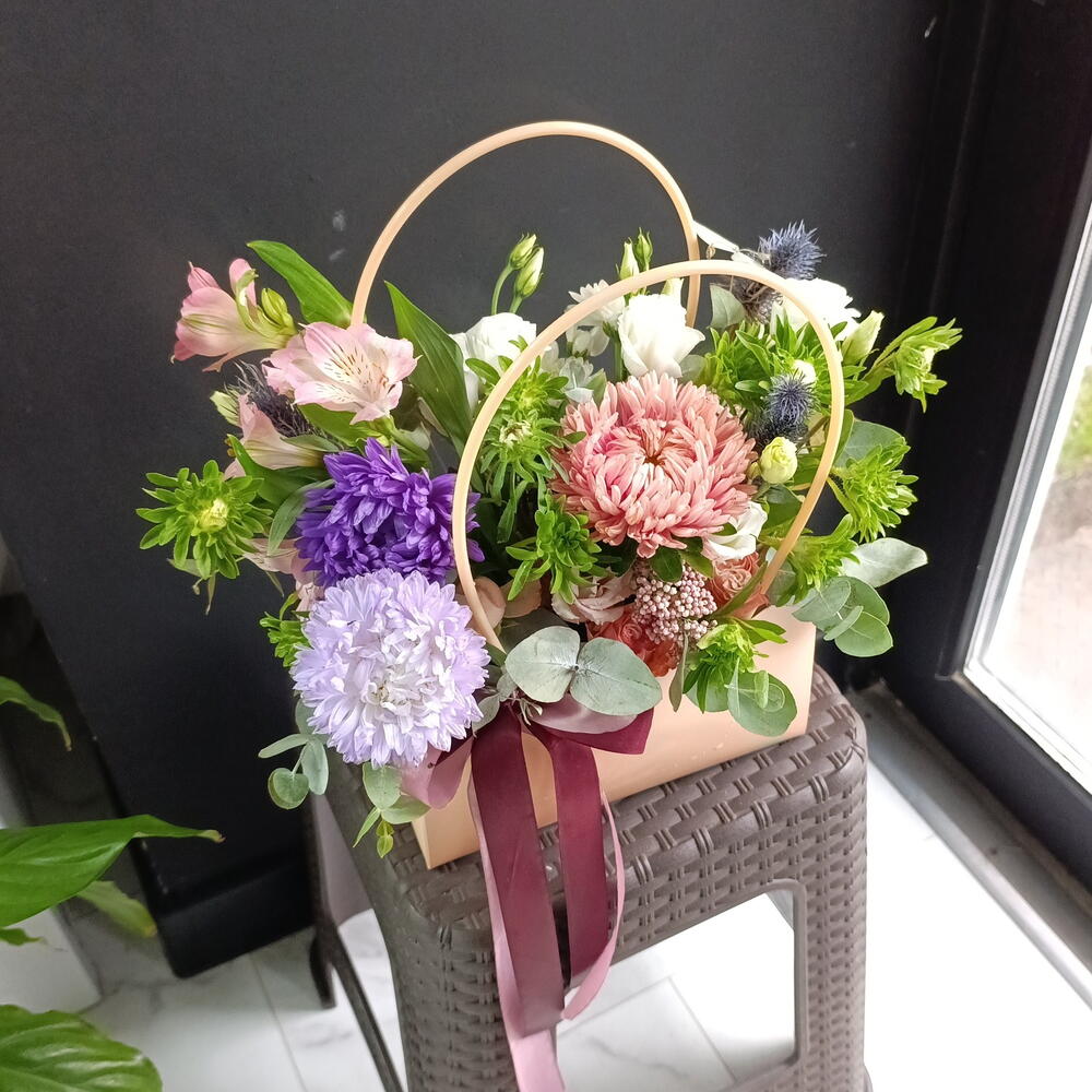 Композиция в сумочке астра, эустома, альстромерия, эвкалипт, хризантема
