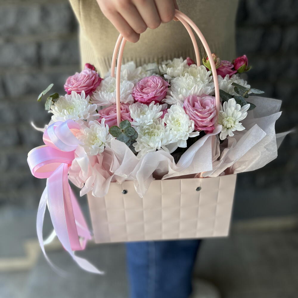 Композиция с кустовыми розами в коробке🥰