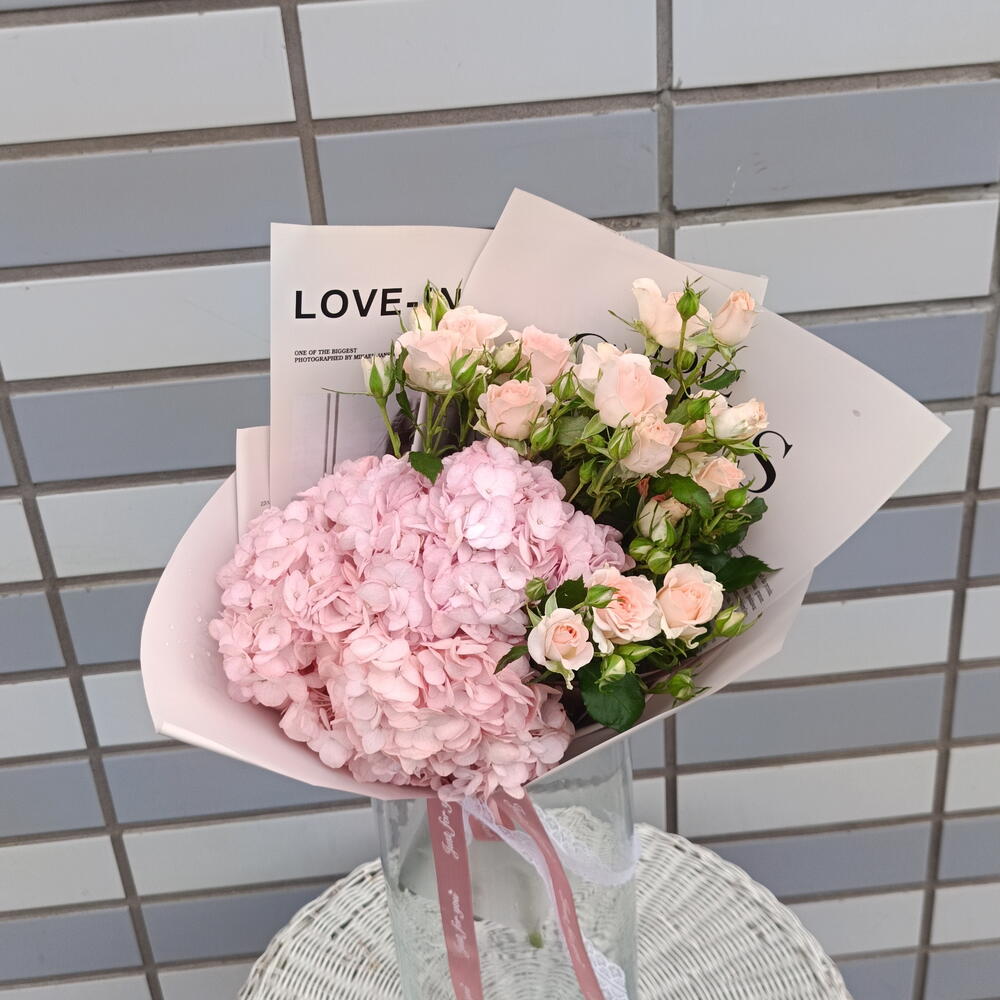 Гортензия и кустовая роза 🌸Стильный букет с всеми любимыми гортензиями и кустовой розой 😍