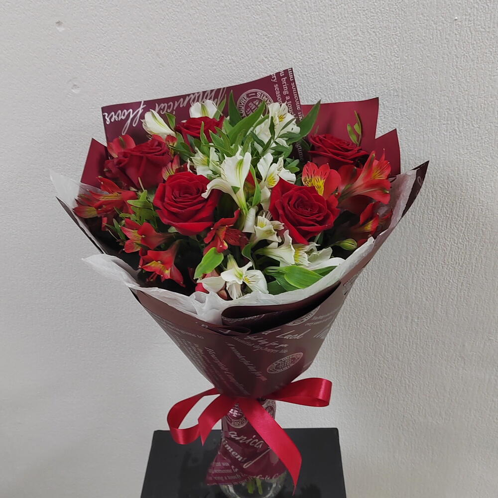 Альстромерии и розы🌹