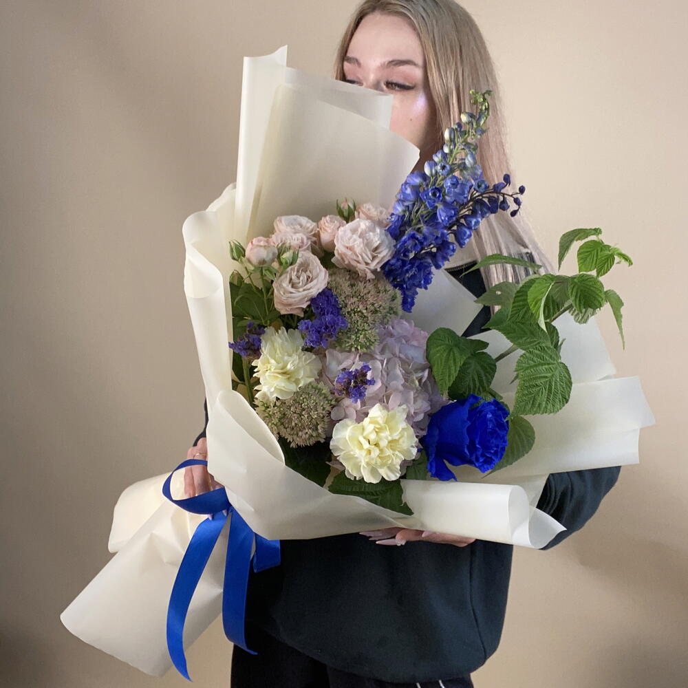 Необычный сборный букет с синей розой, гортензией, кустовой пион розой