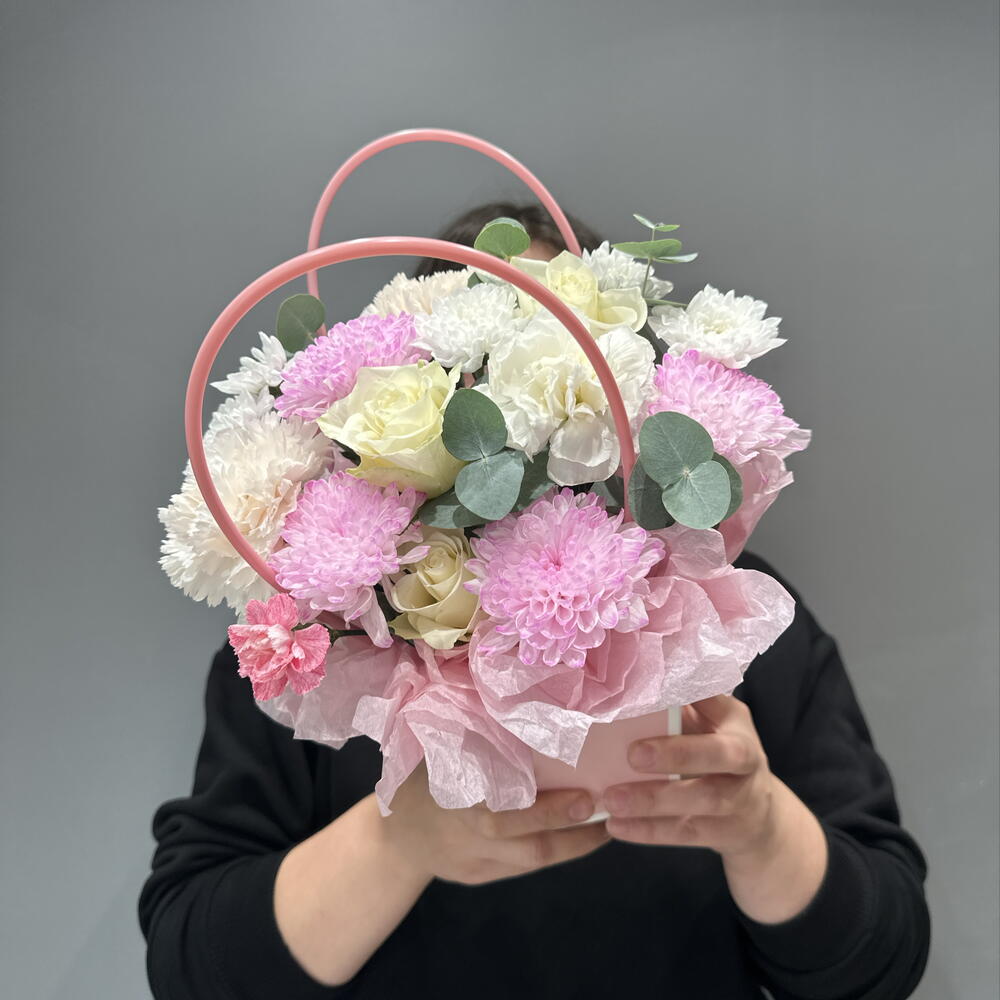 Композиция с диантусами и розами
