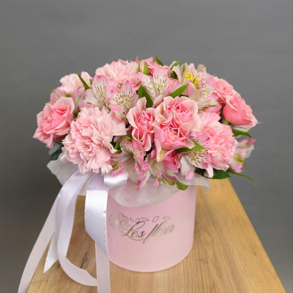 Кустовые розы, альстромерия, гвоздика розовый микс в коробке les fleur (В0084)