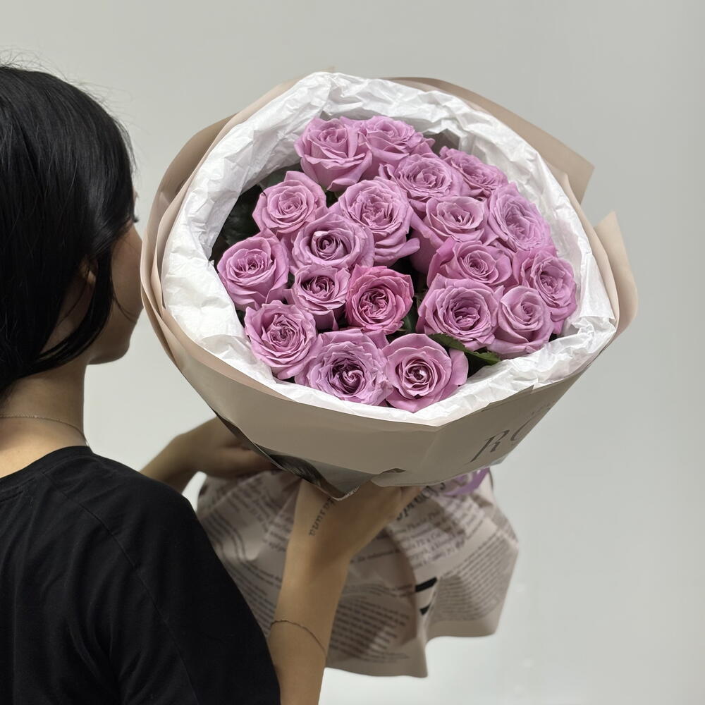 Poesia Rosa — букет из 19 лавандово-розовых роз в винтажной упаковке
