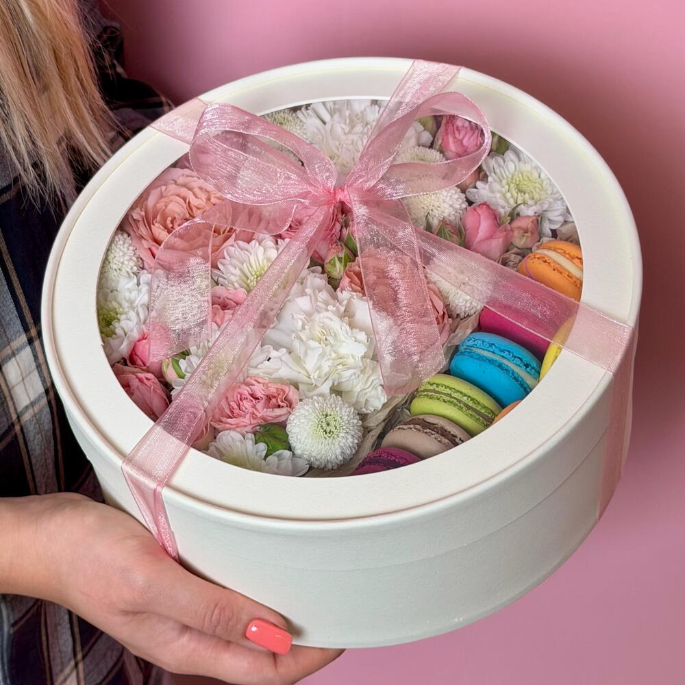 Коробочка с цветами и macarons «Уютного чаепития»