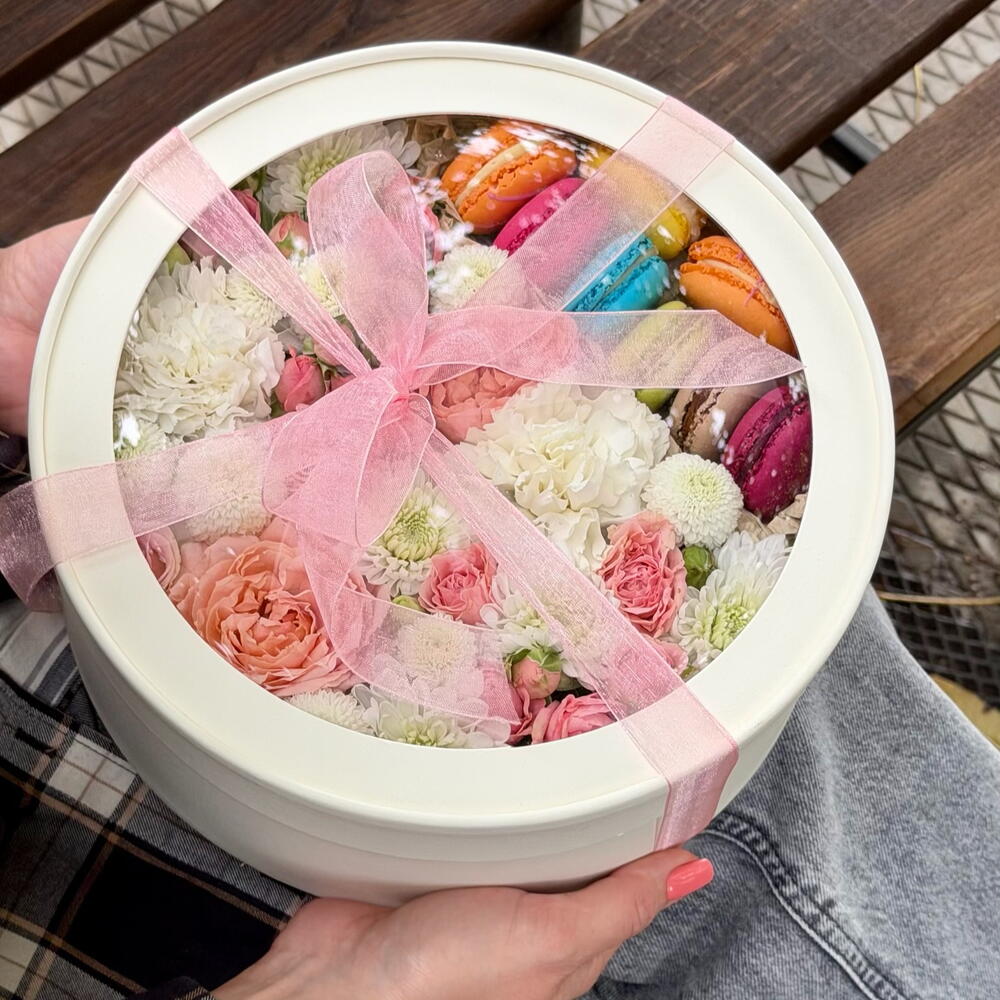 Коробочка с цветами и macarons «Уютного чаепития»