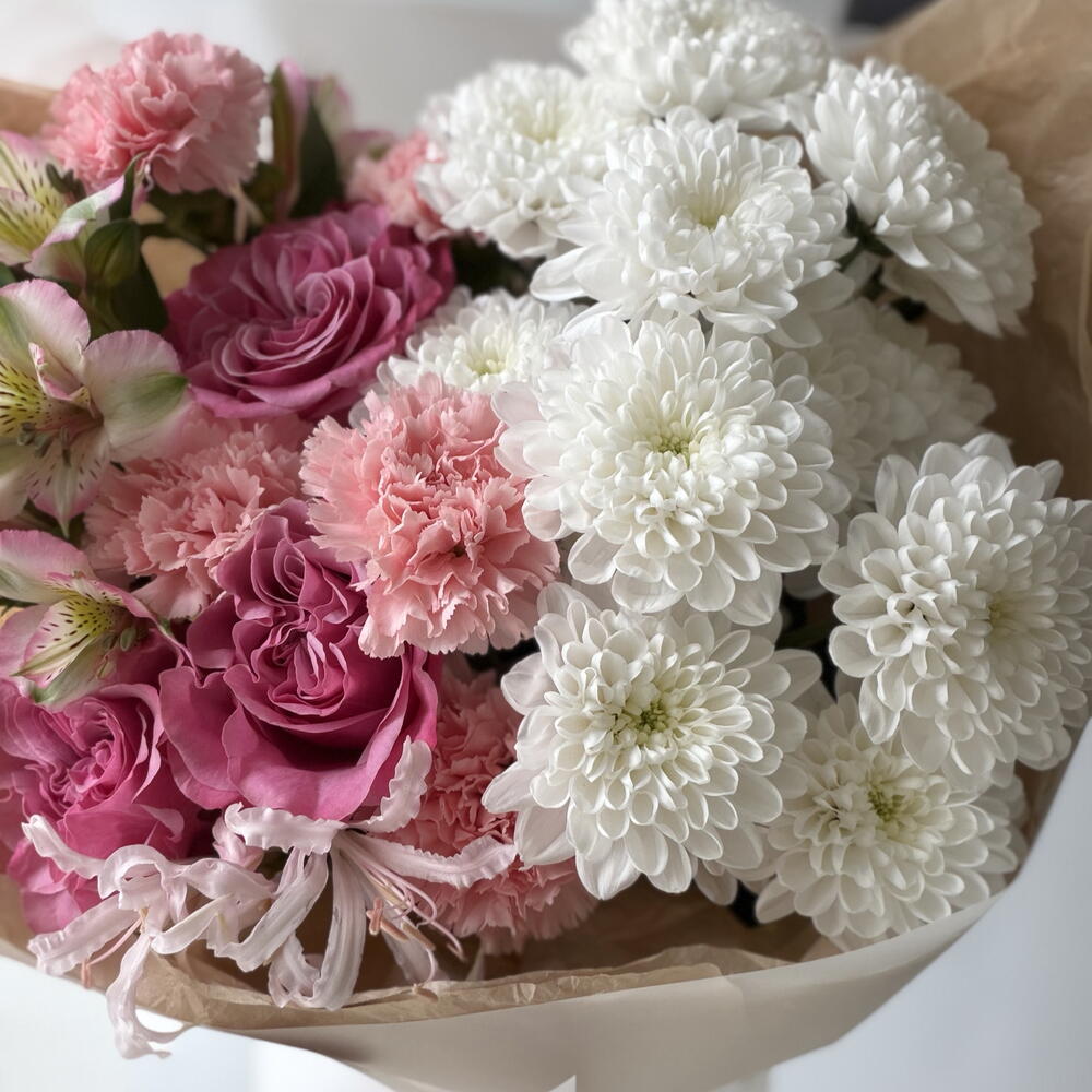 Нежный букет из хризантем, пионовидных роз, диантусов и альстромерий