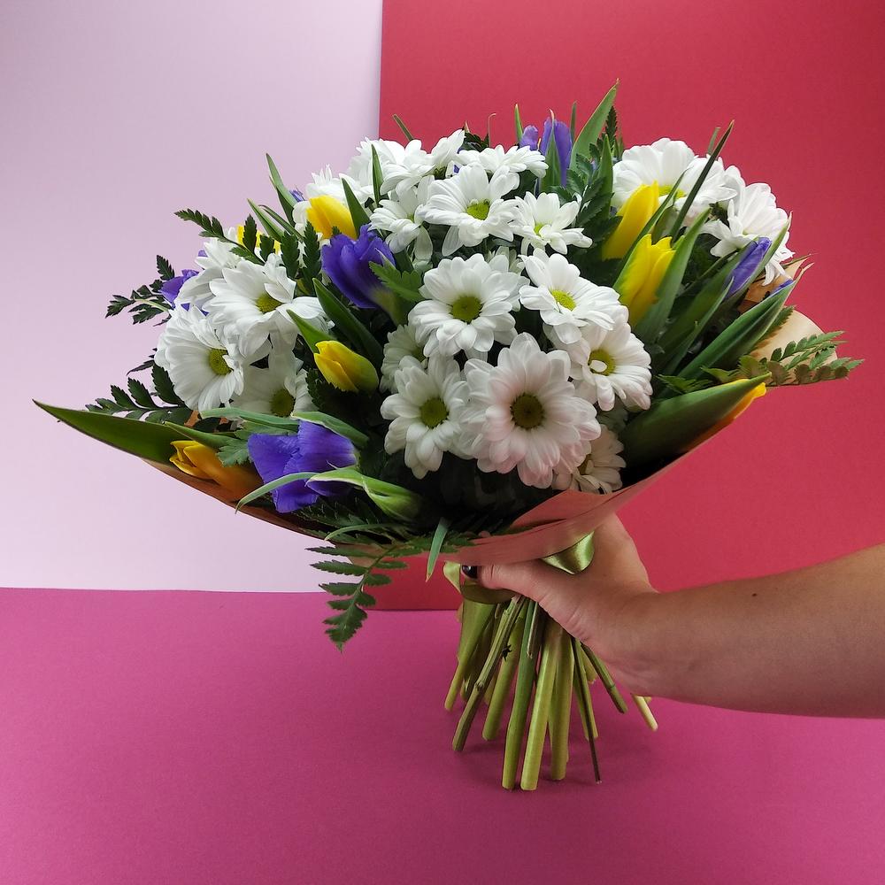 небольшие букеты из тюльпанов. тюльпаны с хризантемами букет. букет из роз и хризантем. тюльпаны с хризантемами букет. статица и хризантема букет.