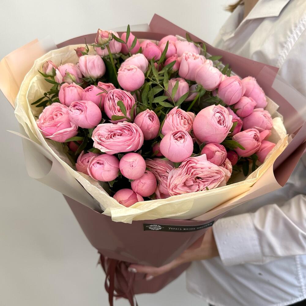 Пионовидные розы с зеленью