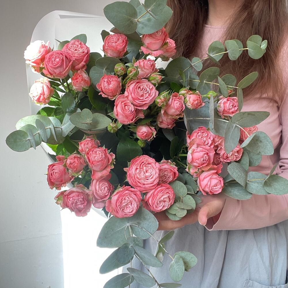 7 кустовых пионовидных роз с эвкалиптом 💝