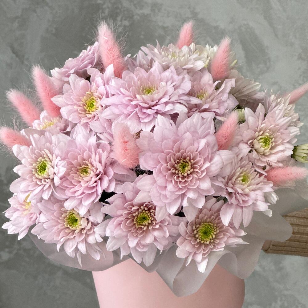 Нежная композиция в шляпной коробке из хризантем 🌸