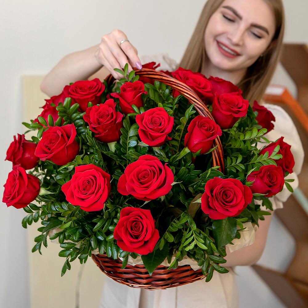 Композиция из 25 роз в корзине "Лира"