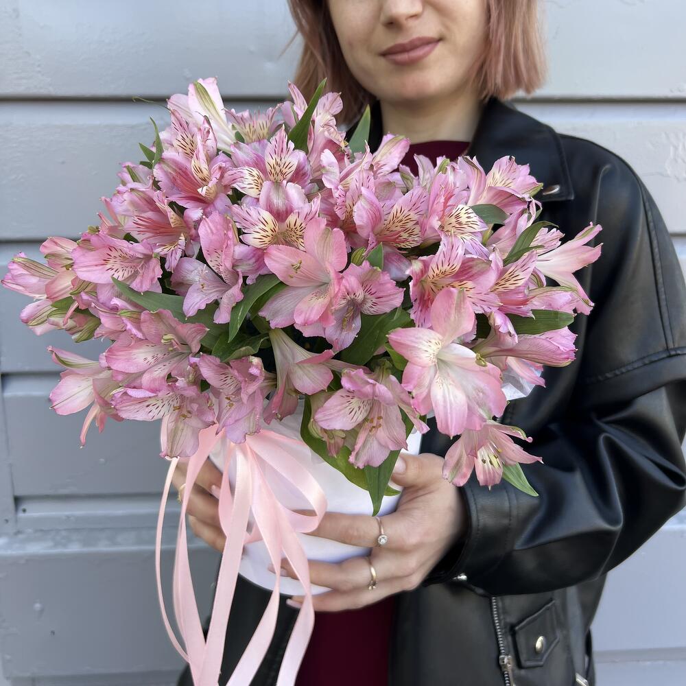 11 Розовых Альстромерий в коробочке 🌸