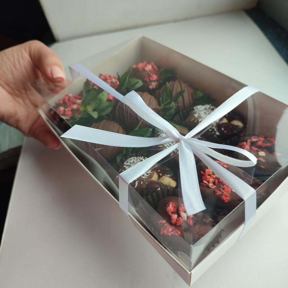Премиум набор из 6 клубничен и 6 фиников в шоколаде+ подарок от Vivienne Sabo — румяна MACARON