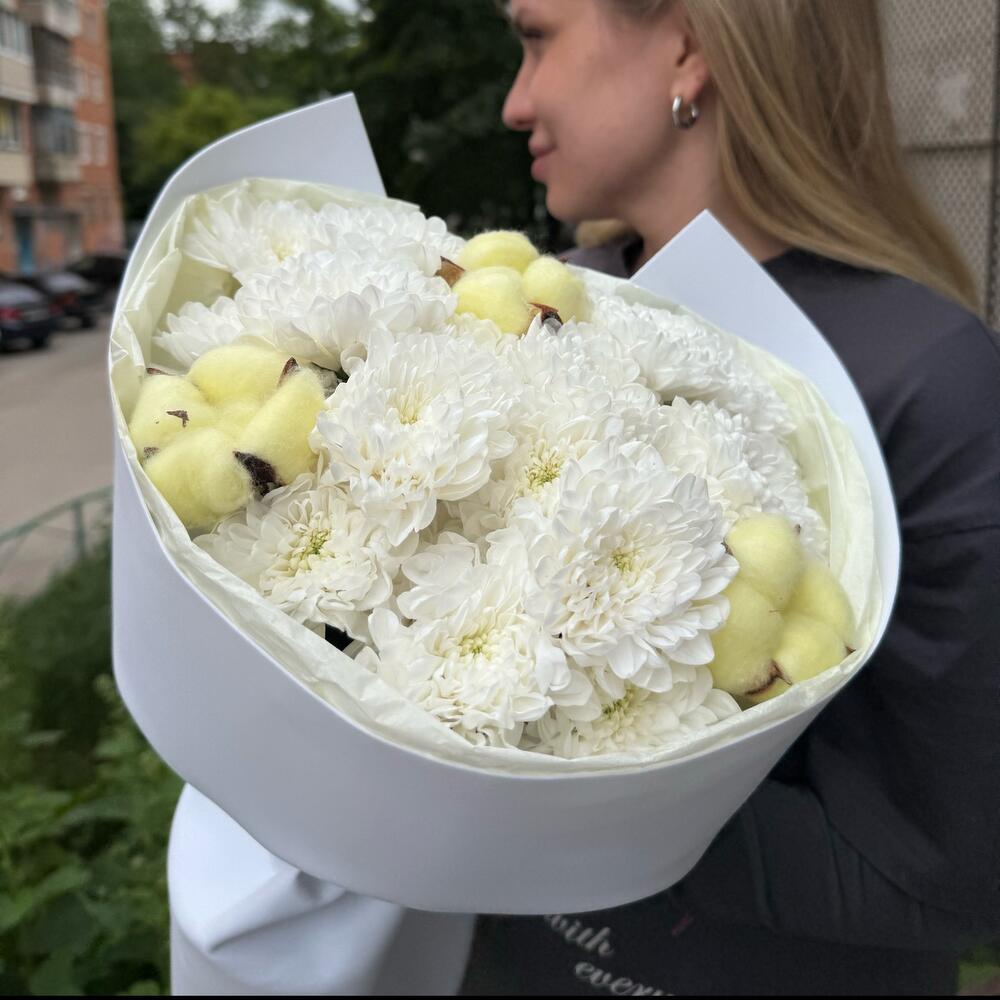 Букет из белых хризантем и хлопка в белой упаковке