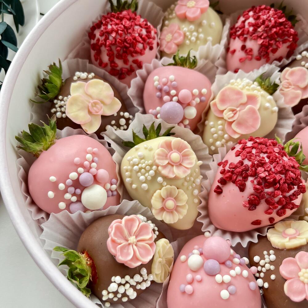 Клубника в шоколаде в белом боксе с цветами + подарок от Vivienne Sabo — румяна MACARON