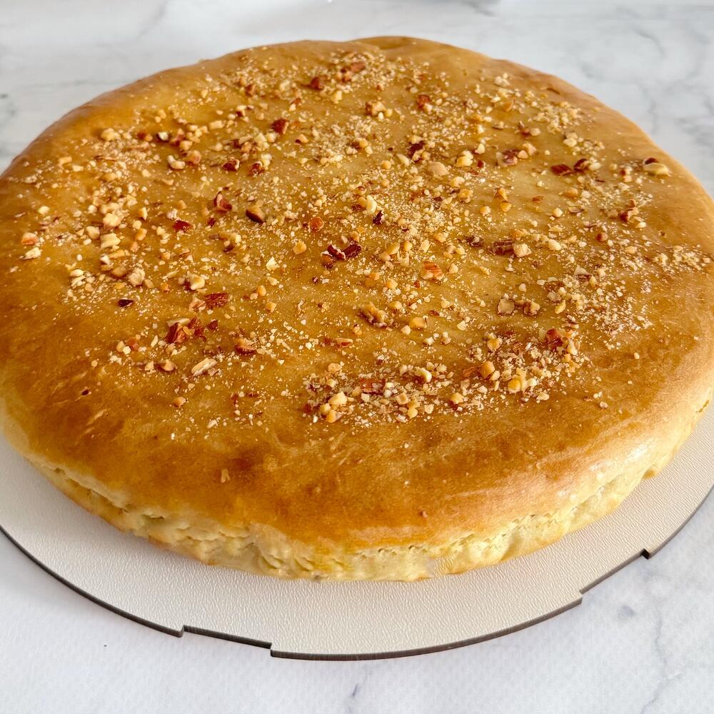 Пирог с грецким орехом и курагой