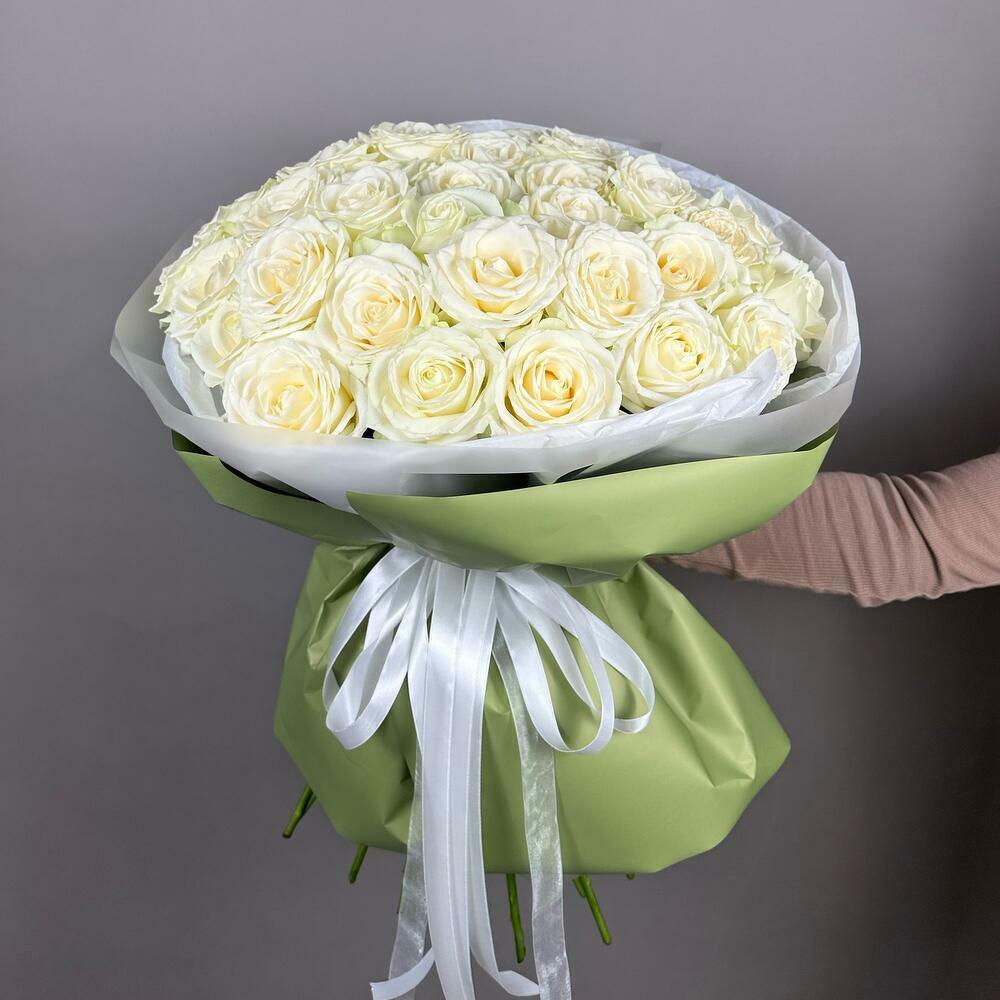 Нежный букет из 35 белых роз