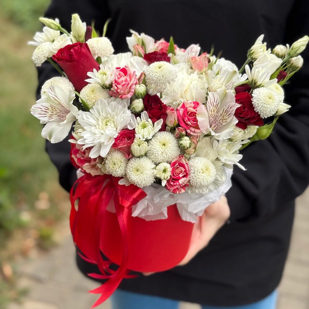 Цветы в красной коробке
