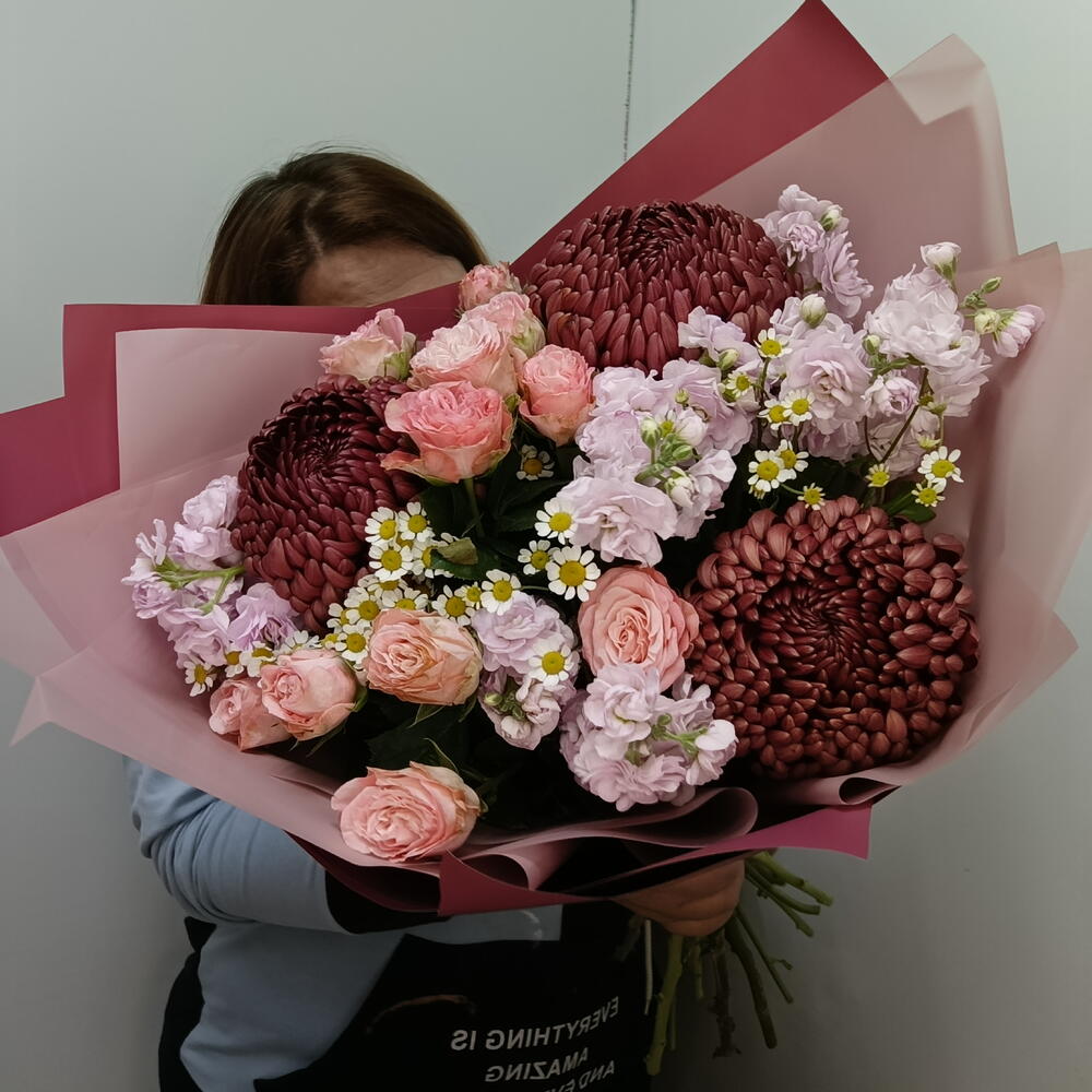 Букет хризантем, маттиола, ромашка, роза пионовидная кустовая