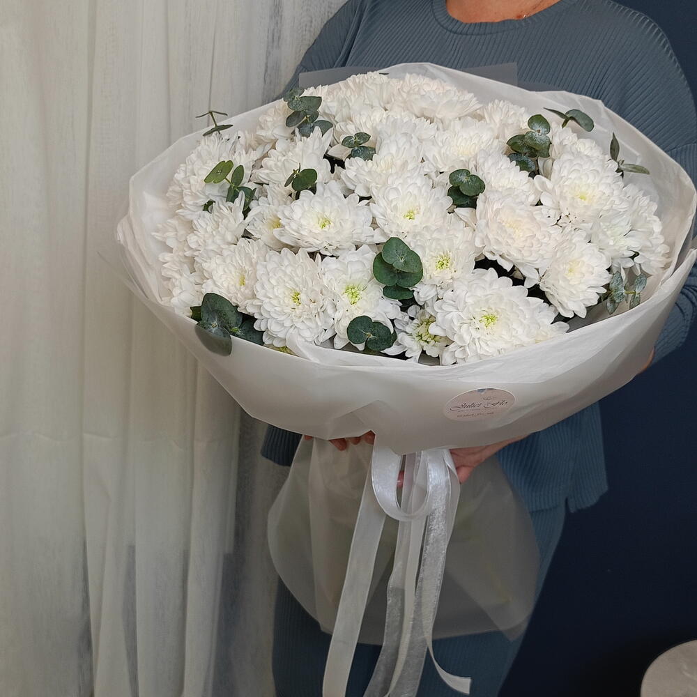 Пышный букет из кустовых хризантем с зеленью