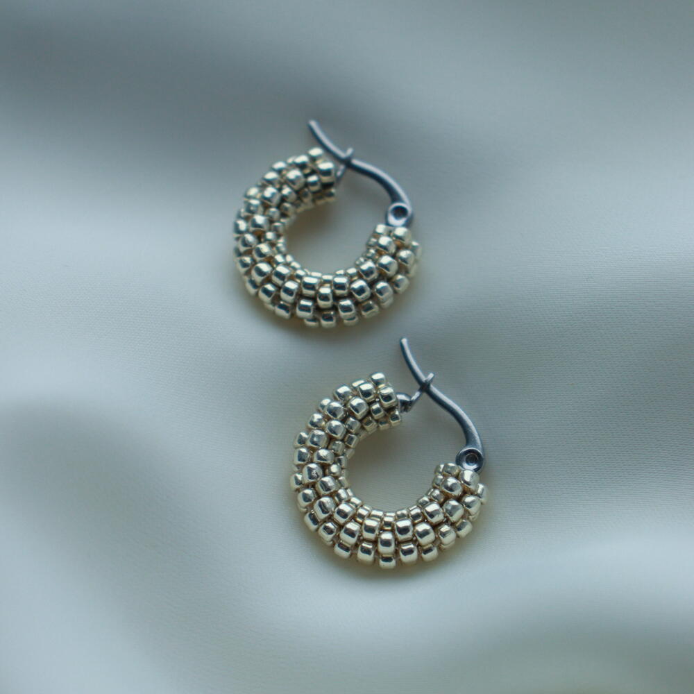 Серьги из ювелирного японского бисера
