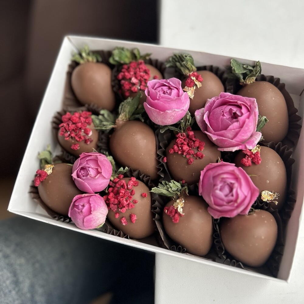 Клубника в шоколаде с розами
