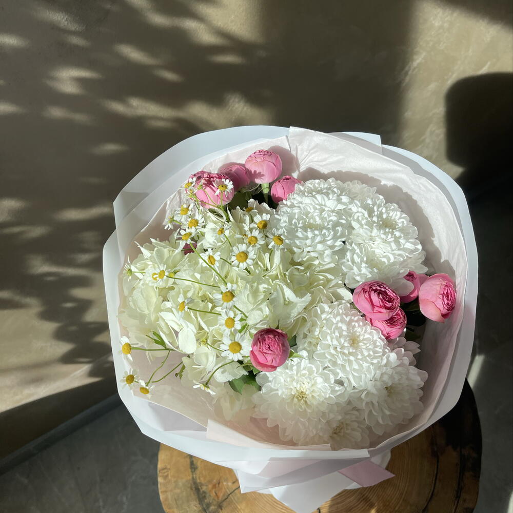 Сборный букет с гортензией и ромашками