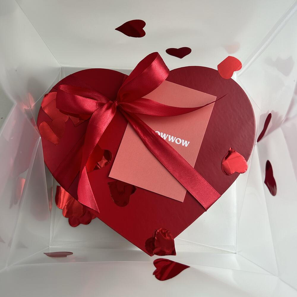 Chocolate-covered strawberries with a Dubai heart as a gift for your girlfriend