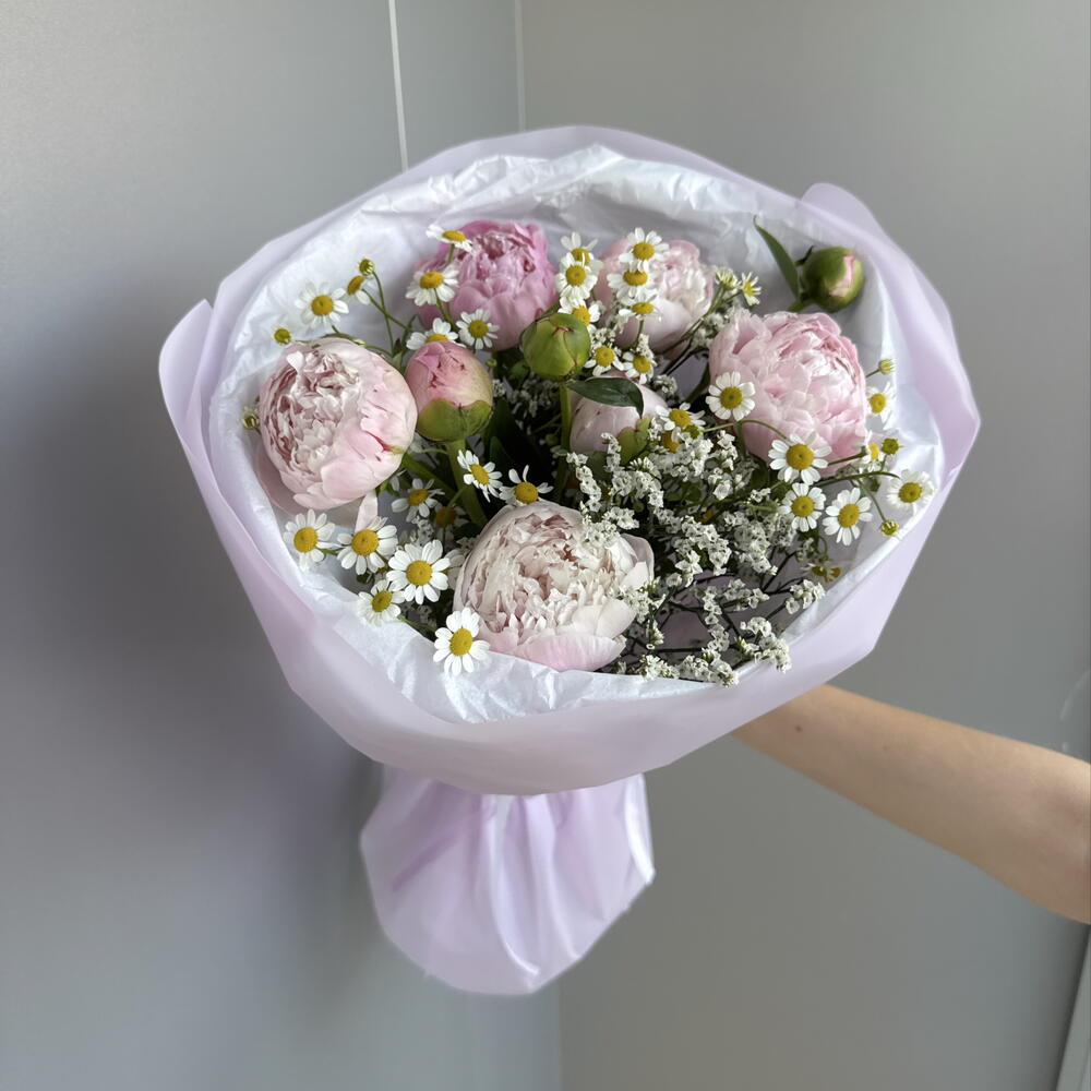 Букет из кустовых пионов и ромашек