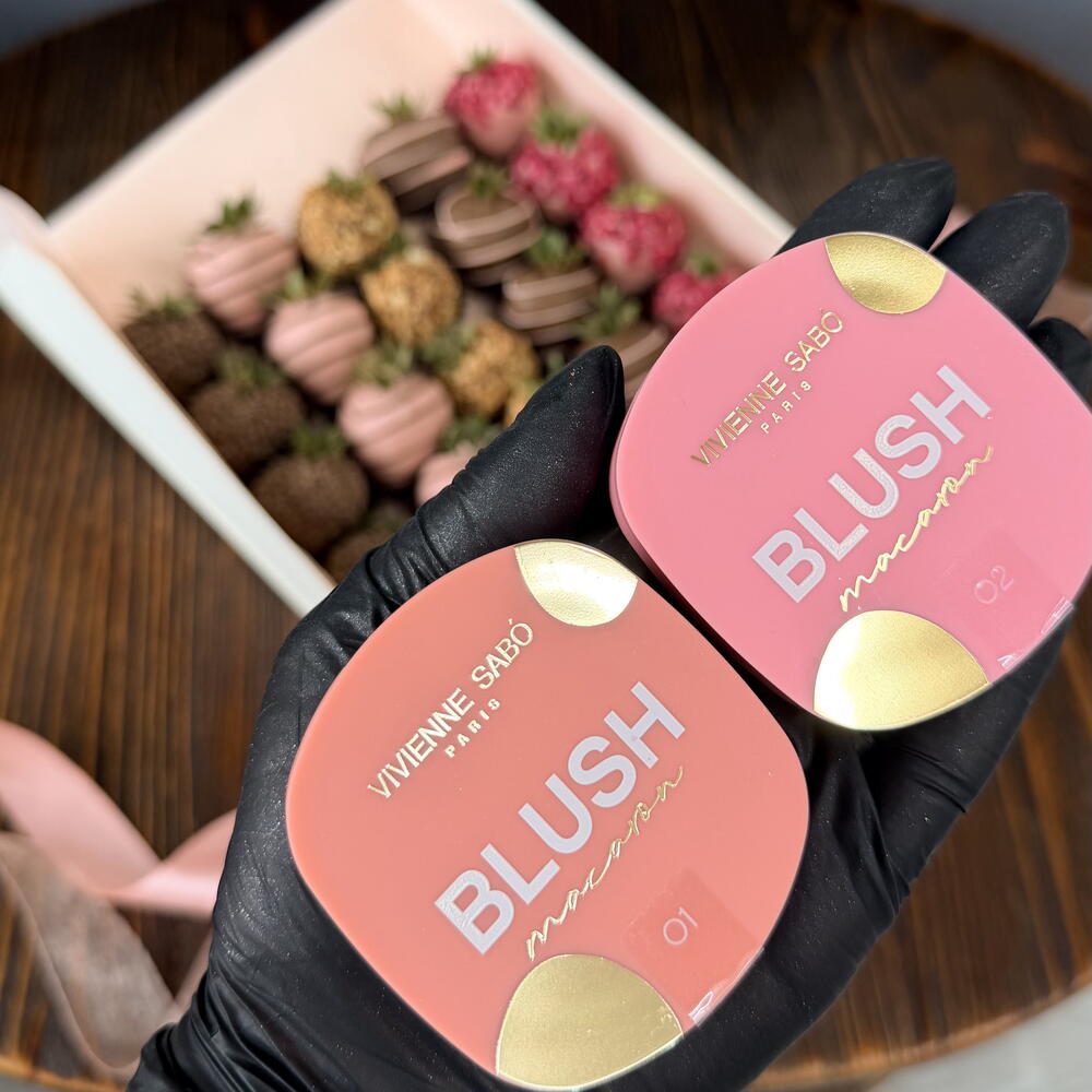 Клубника в шоколаде + подарок от Vivienne Sabo — румяна MACARON
