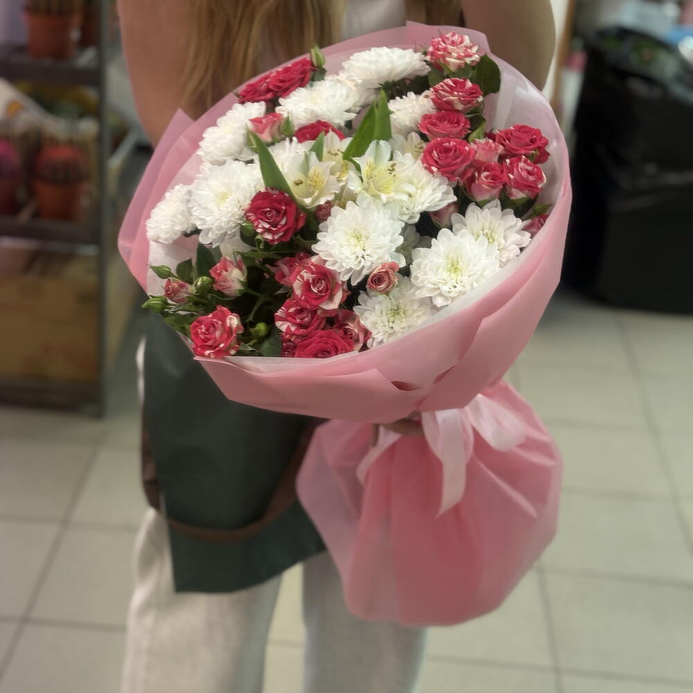 Сборный букет из ромашек и кустовых роз