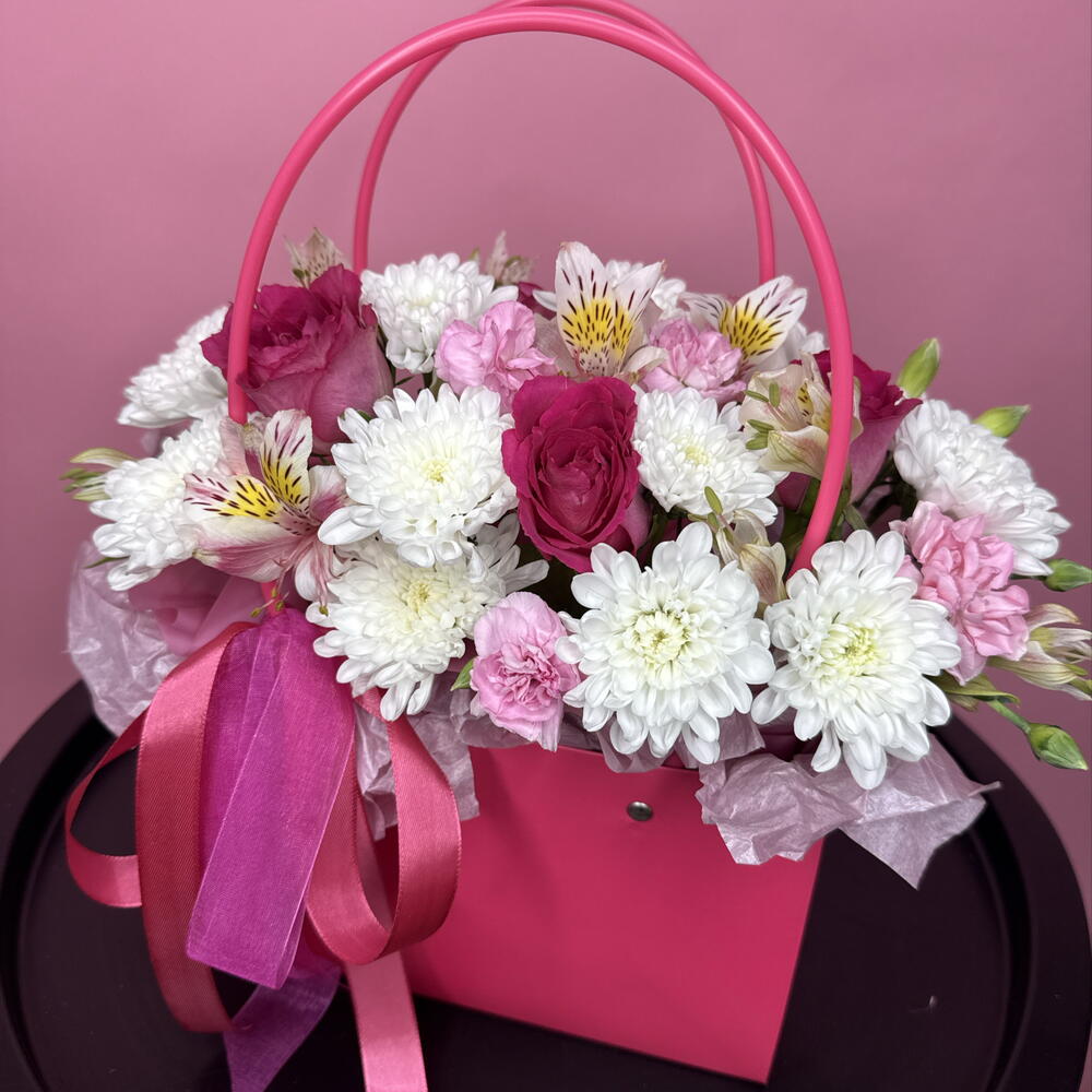 Композиция с хризантемой и розами в сумочке