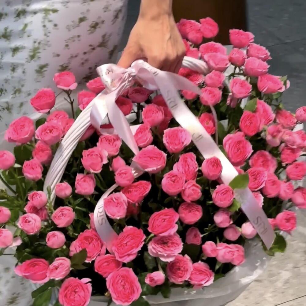 Каждый бутон — маленькое признание в любви. Корзина из спрей-роз💐