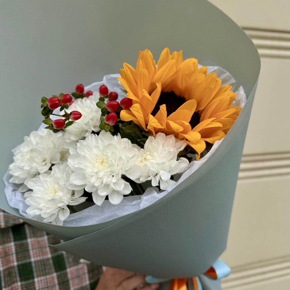 Букет с подсолнухом и хризантемой для школьника