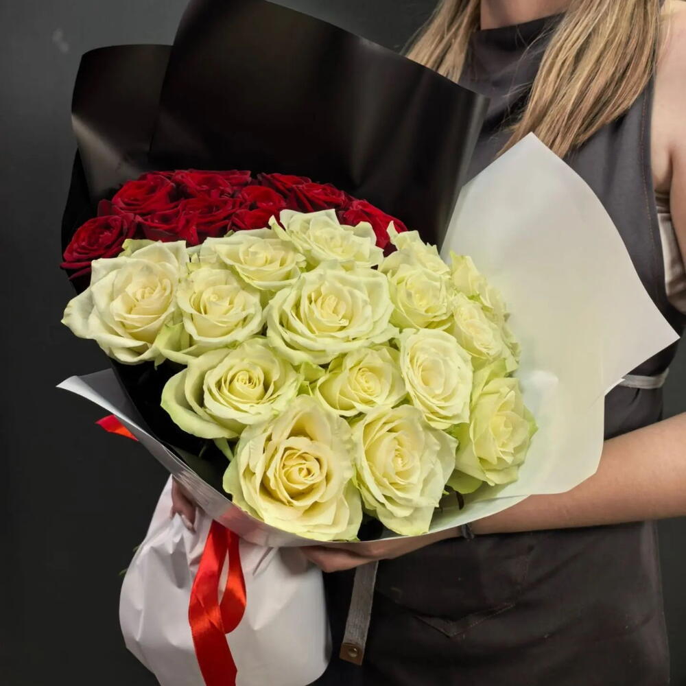 Белые и красные розы 🌹