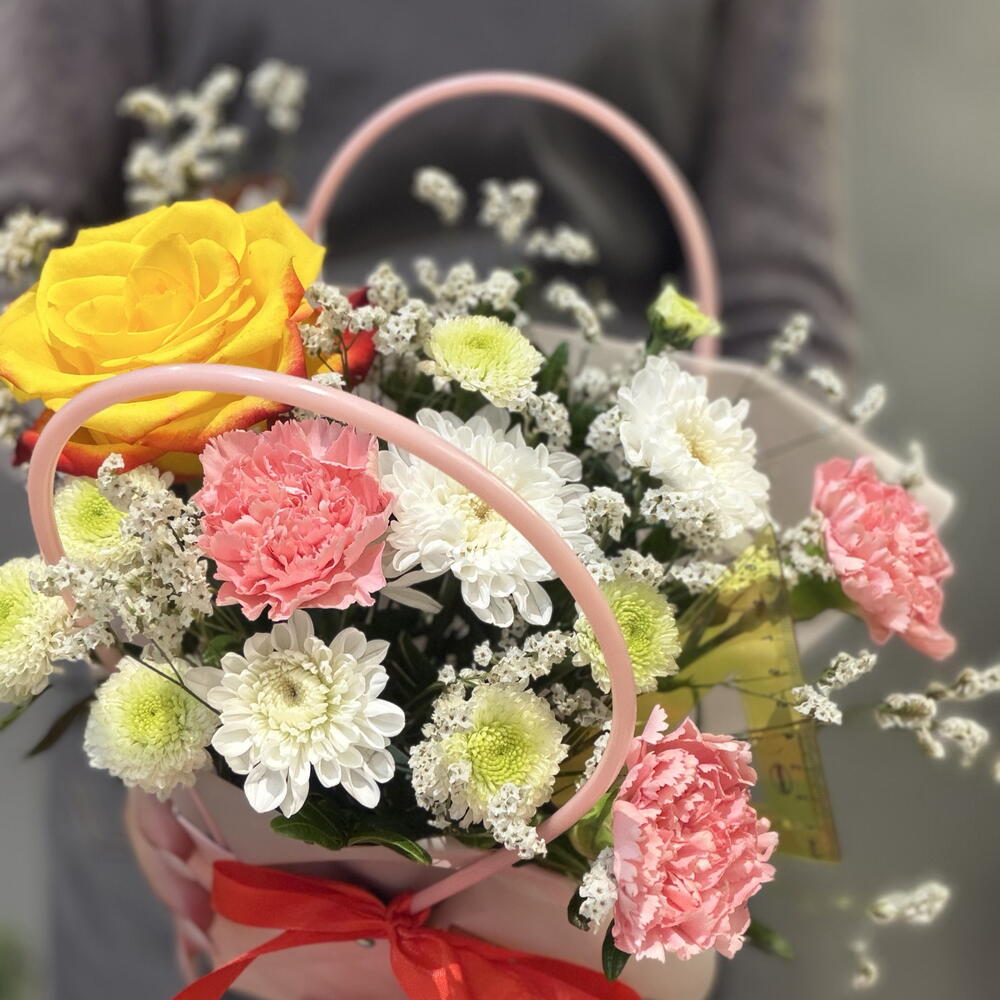 Композиция из розы, лимониума, хризантем, диантусов, фисташки и декора