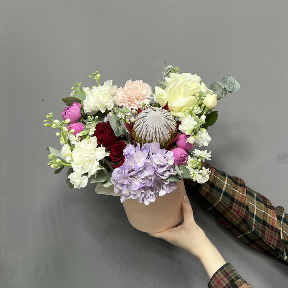 Композиция в шляпной коробке с протеей, розами и гортензией 💜