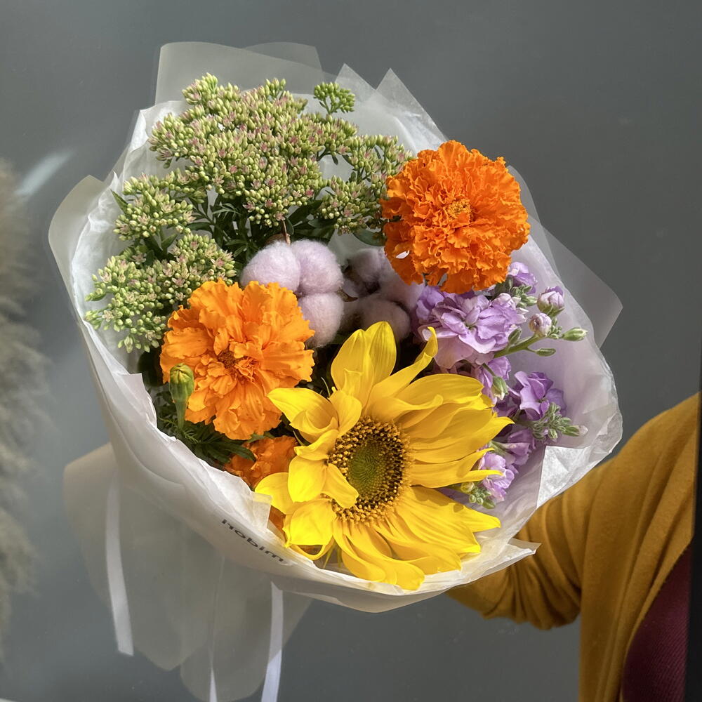 Букет с подсолнухом, бархатцами и маттиолой 🌻