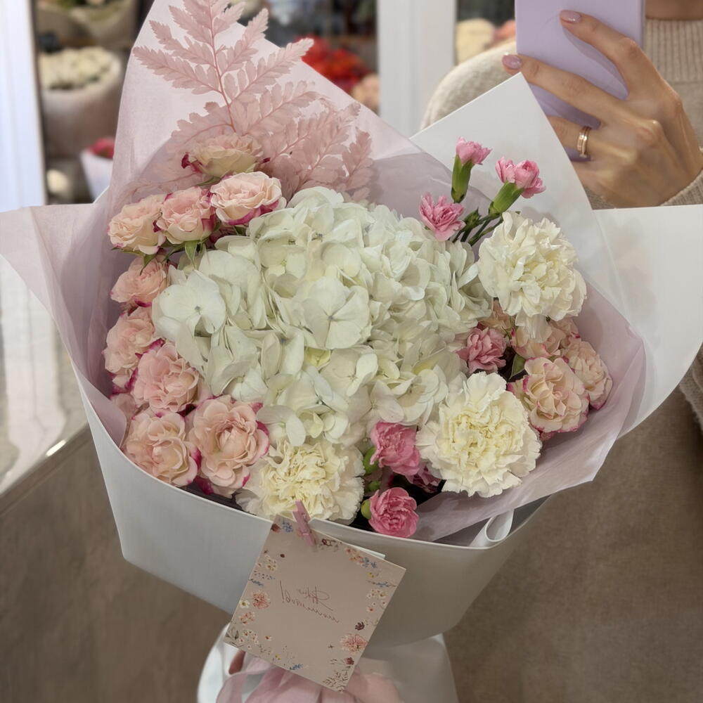 Букет с гортензией, кустовыми розами и диантусами 🌸