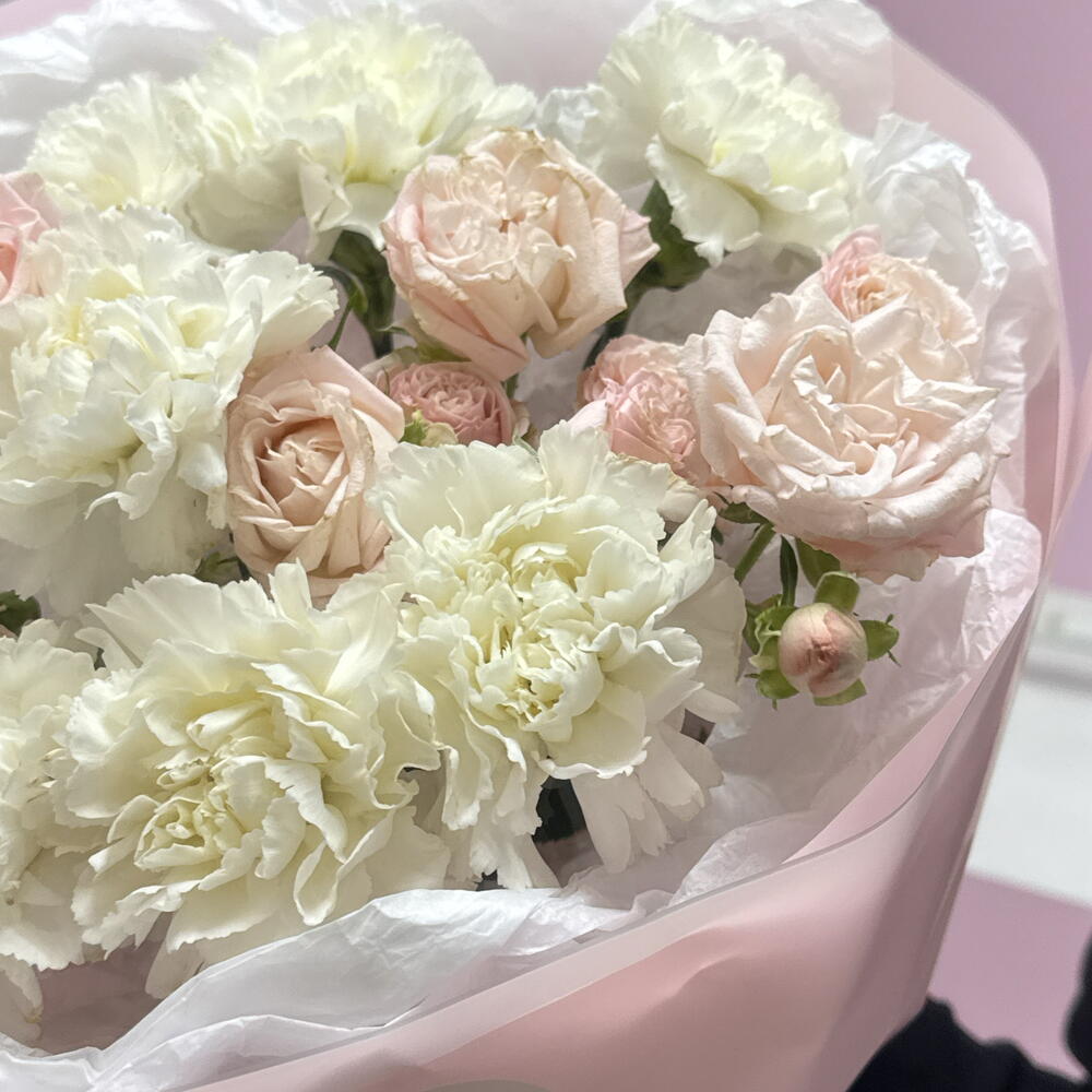 Букет с белыми диантусами и кустовыми розами