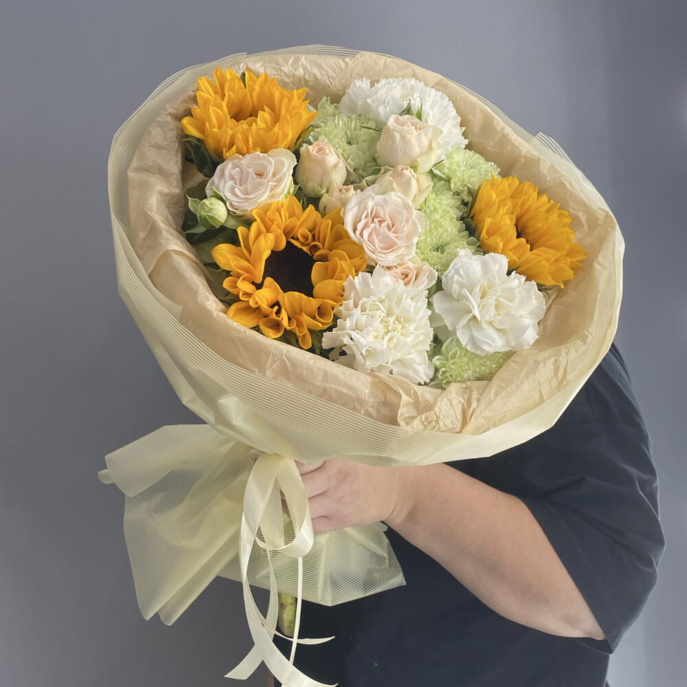 Букет комплимент 🌼 яркие подсолнухи 🌻🌻🌻 белоснежный диантус 🌿 пионовидная кустовая Роза 🩷