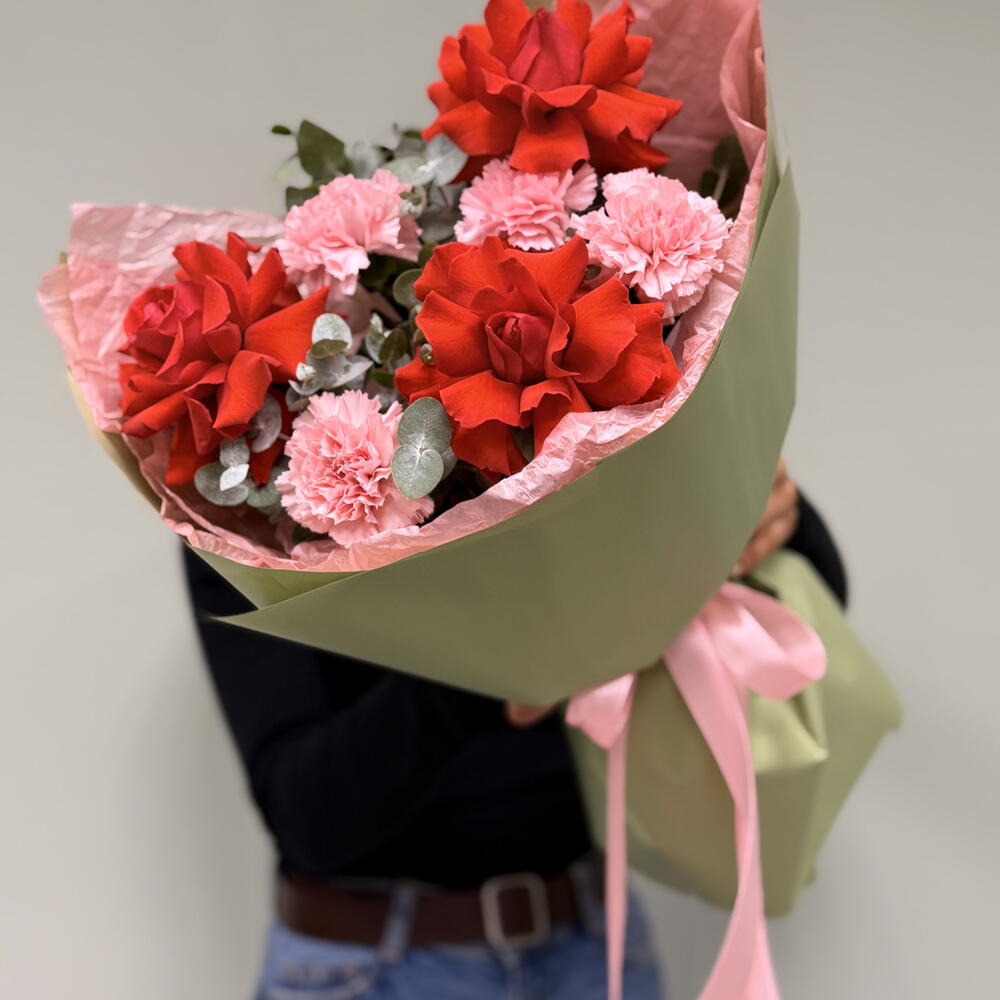 Авторский букет «Тихий шик: французская роза и стойкий диантус» 💐🎀
