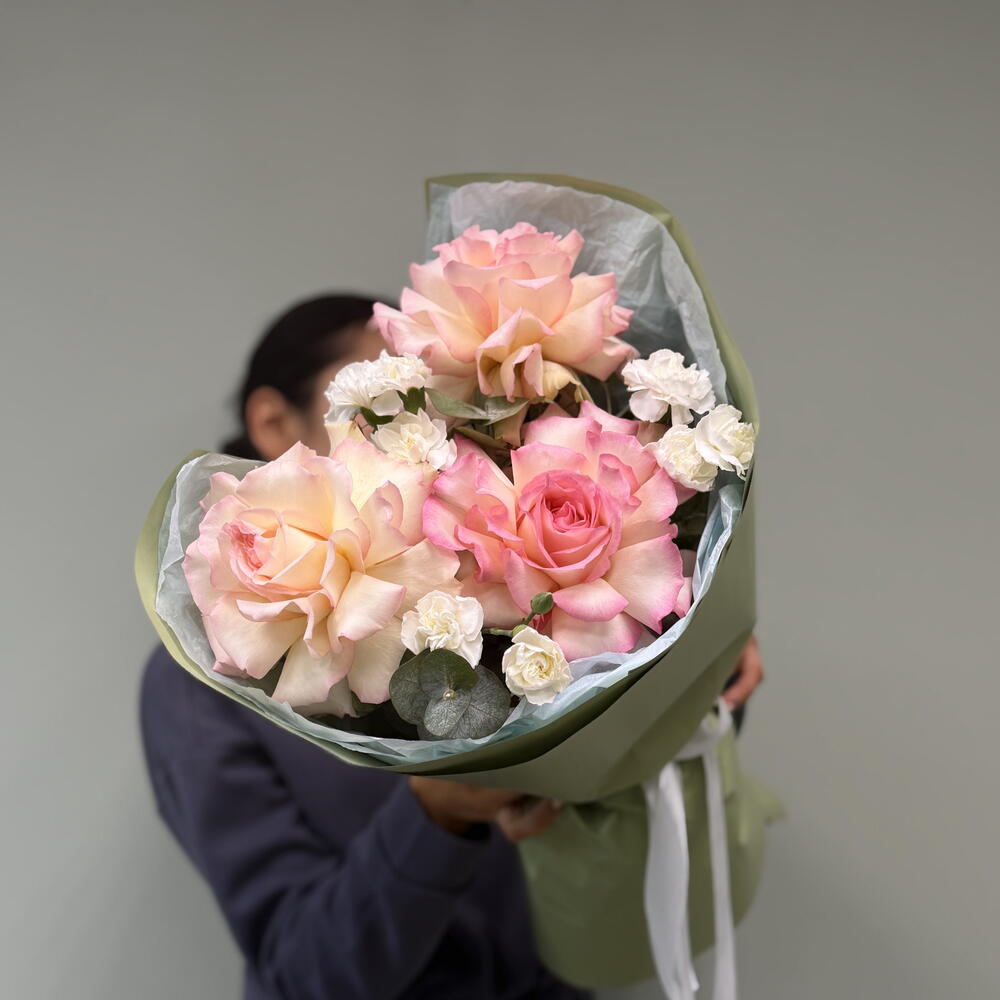 Авторский букет из французских роз и диантусов💐