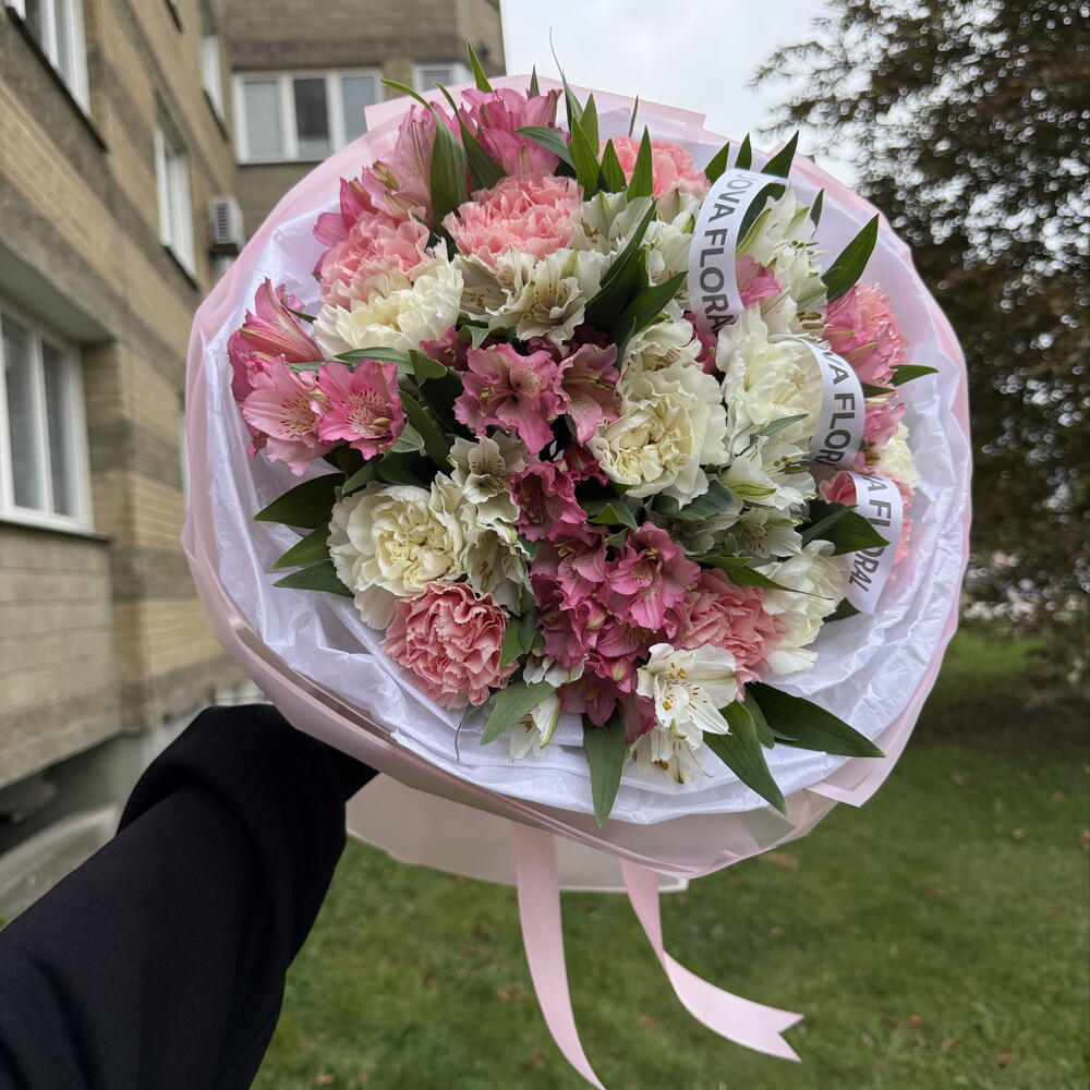 Нежный букет альстромерий и диантусов
