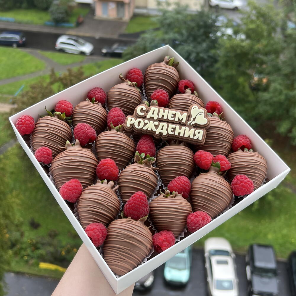 Клубника в шоколаде на день рождения с малиной