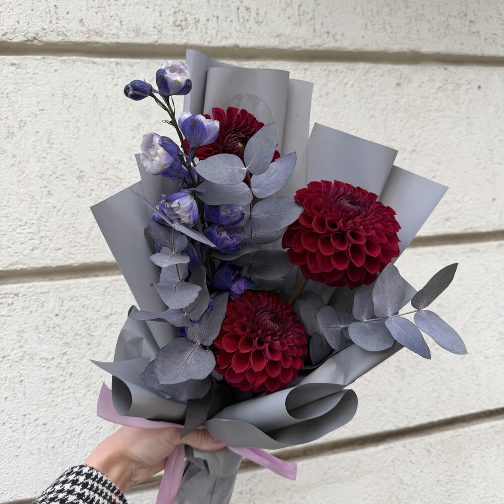 Букет с георгинами, дельфиниумом, эвкалиптом от XOFLOWERS