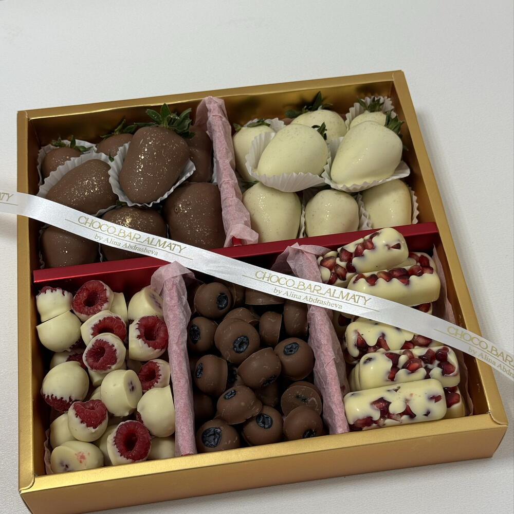Клубника, гранат, малина, голубика  в шоколаде