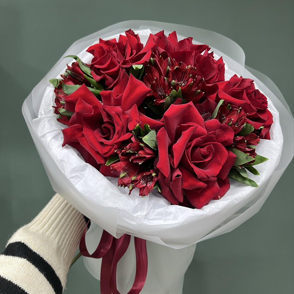 Французские розы и красная альстромерия